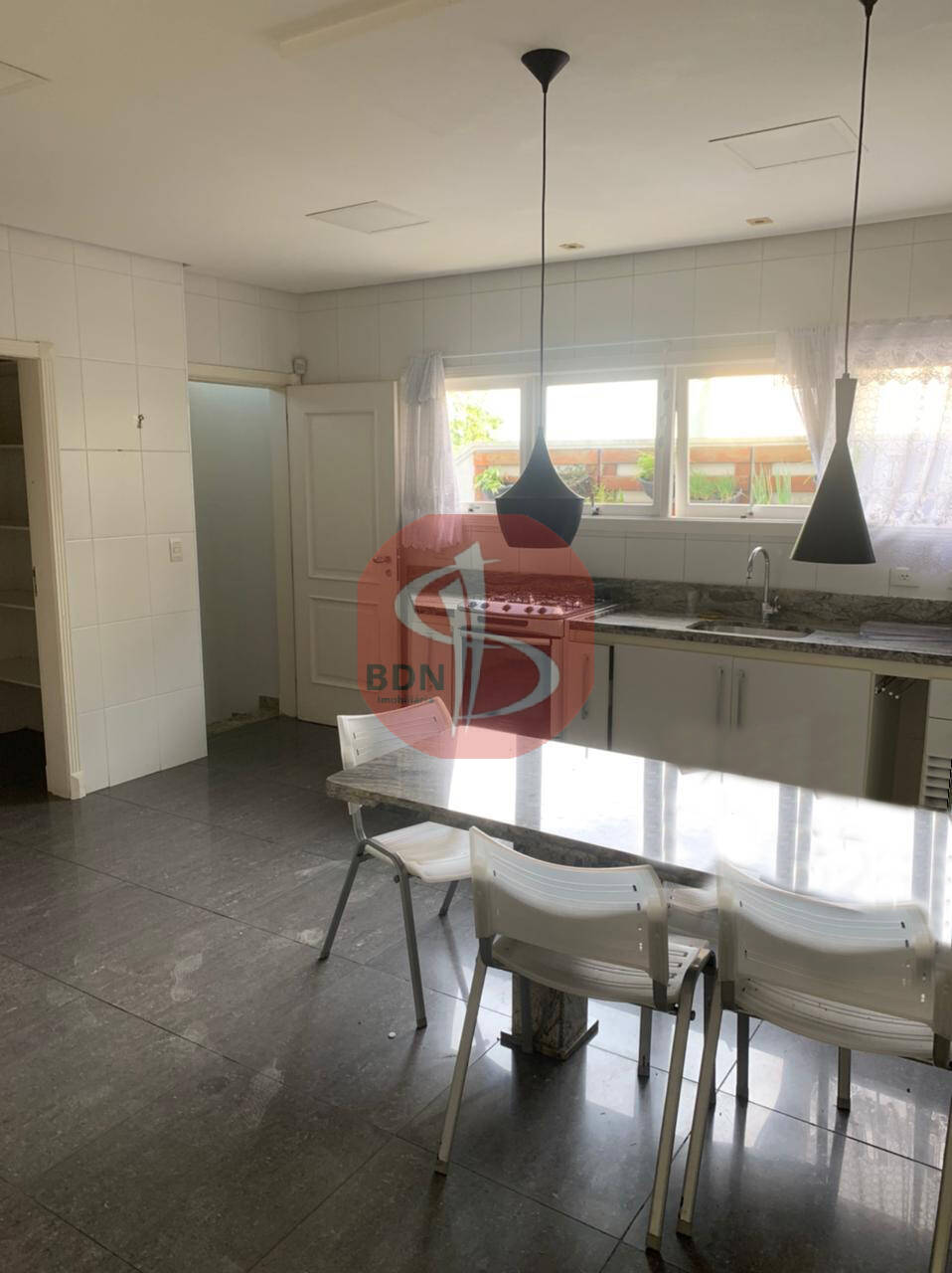 Casa à venda e aluguel com 4 quartos, 400m² - Foto 2