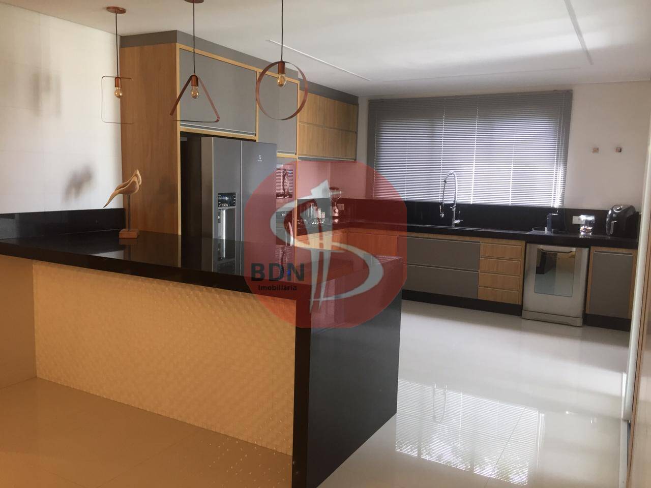 Casa para alugar com 4 quartos, 500m² - Foto 1